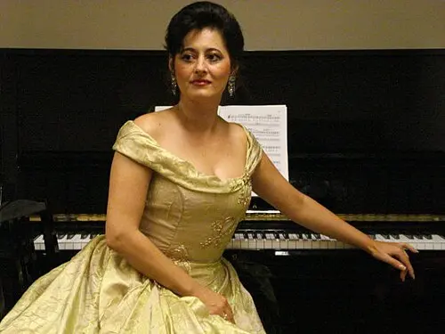 Aura Twarowska