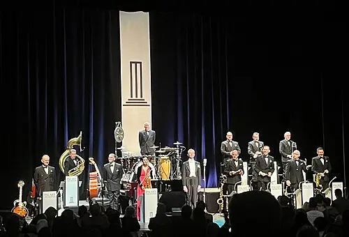 Palast Orchester mit seinem Sänger Max Raabe