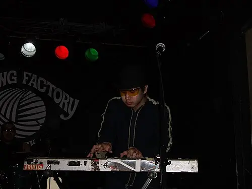 H ZETT M