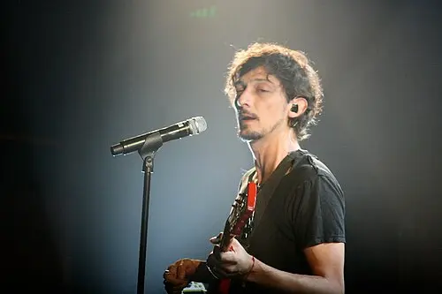León Larregui