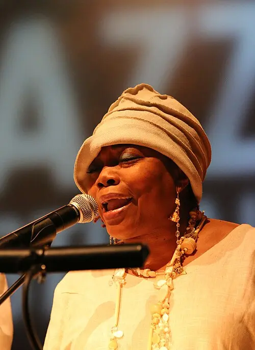 Dee Alexander
