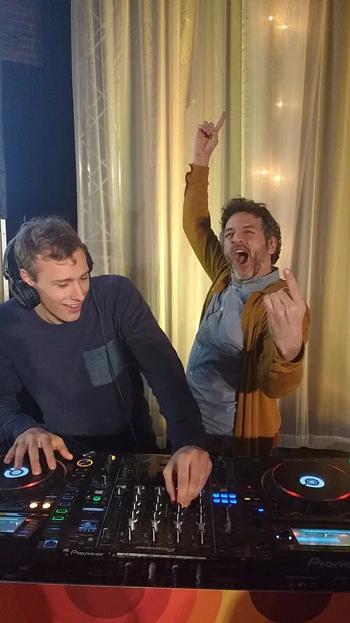 DJ 4t4