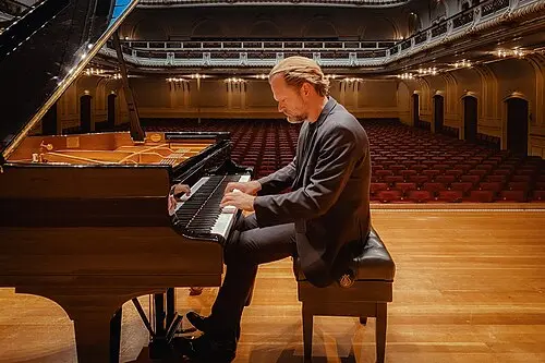 Sebastian Knauer