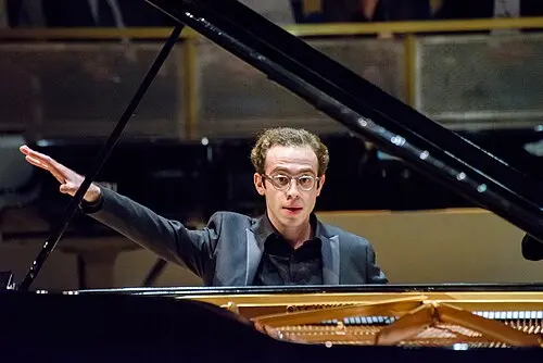 Nicolas Namoradze
