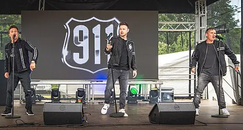 911
