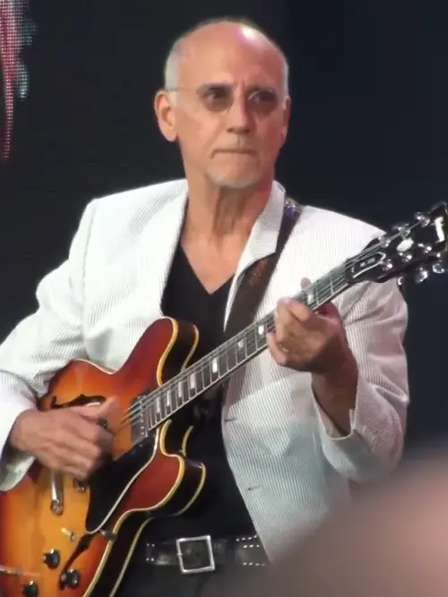 Larry Carlton