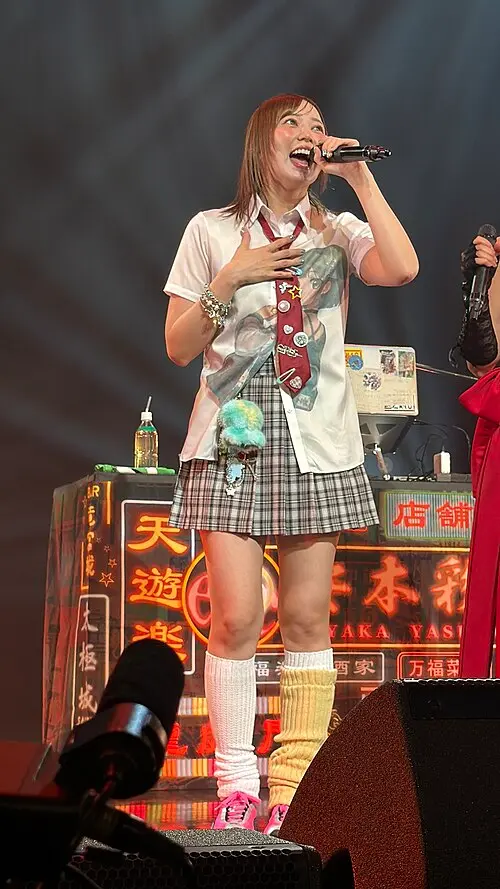 安本彩花