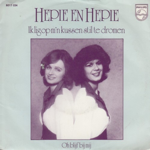Ik lig op m’n kussen stil te dromen / Oh blijf bij mij