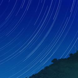 夜はそのまなざしの先に流れる