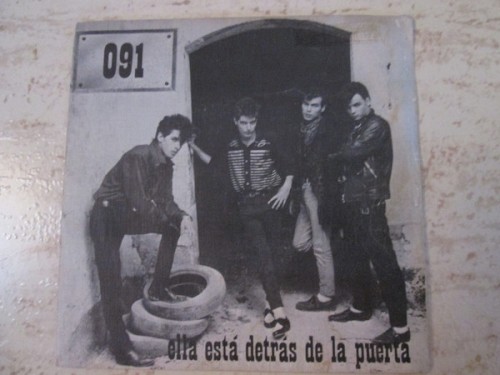 Ella está detrás de la puerta