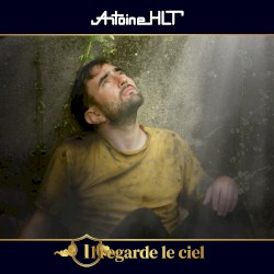 Il regarde le ciel