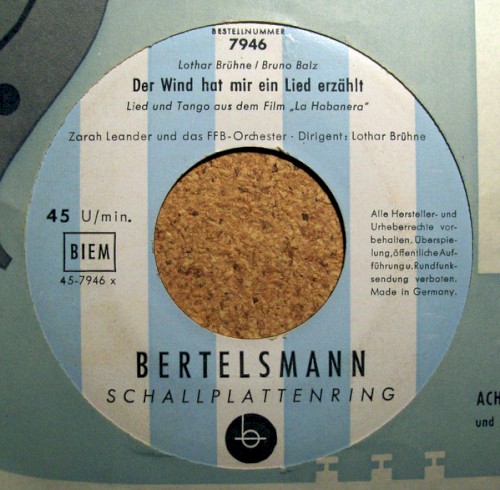 Der Wind hat mir ein Lied erzählt / Mit roten Rosen fängt die Liebe meistens an
