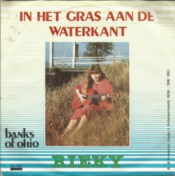 In het gras aan de waterkant