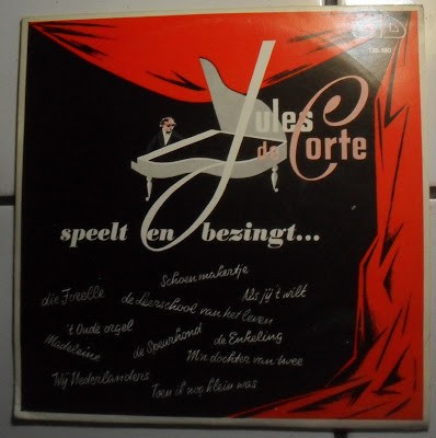 Speelt en bezingt