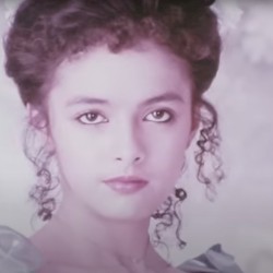 彼女は踊るのが大好きです