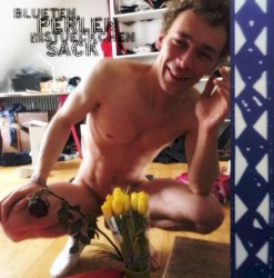 Blüten, Perlen und ein Stückchen Sack
