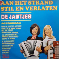 Aan het strand stil en verlaten