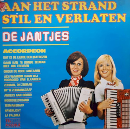 Aan het strand stil en verlaten
