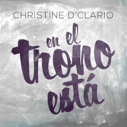 En el trono está