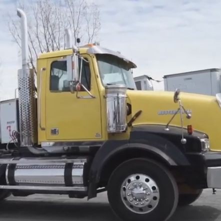 Attention ~ Camion jaune et gris