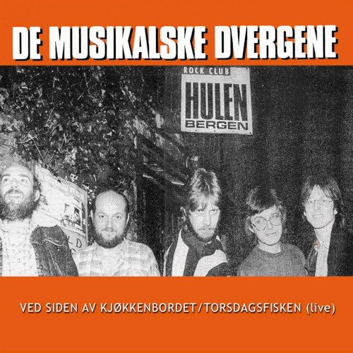 Ved siden av kjøkkenbordet