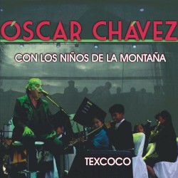 Óscar Chávez con los niños de la montaña