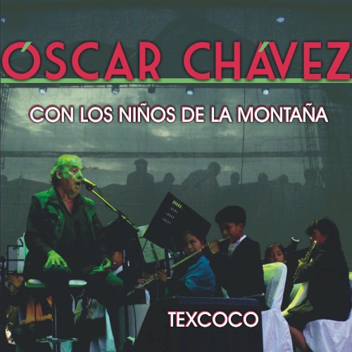 Óscar Chávez con los niños de la montaña