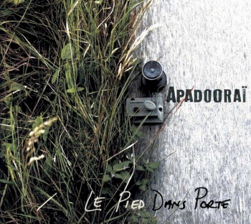 Le pied dans porte