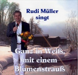 Ganz in Weiß, mit einem Blumenstrauß