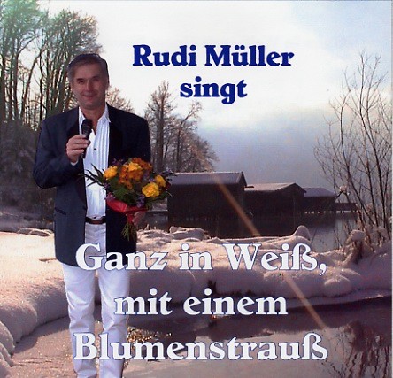 Ganz in Weiß, mit einem Blumenstrauß