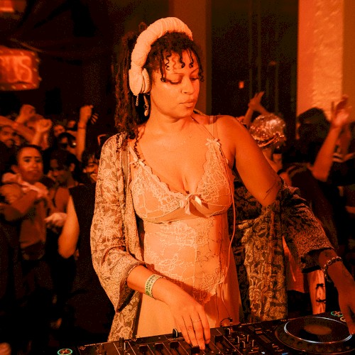 Bass Heavy UK House & Latin Beats Mix Inside a Circus: Aluna