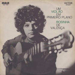 Um violão em primeiro plano