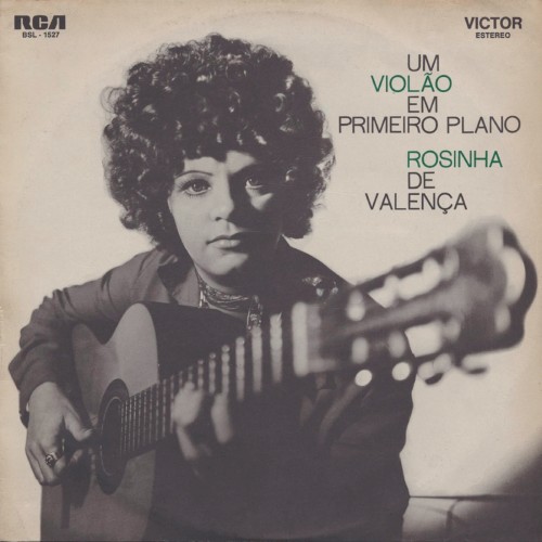 Um violão em primeiro plano