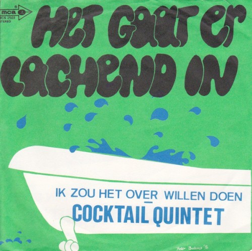 Het gaat er lachend in