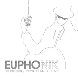 UN HOMME, UN MIC ET UNE GUITARE