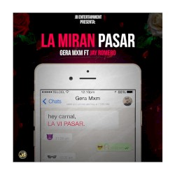 La miran pasar
