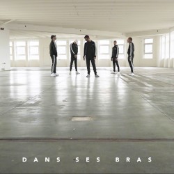 Dans ses bras
