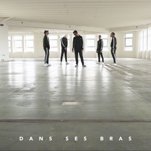 Dans ses bras