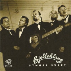 Synger svart