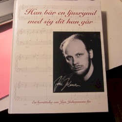 Han bär en ljusrymd med sig dit han går