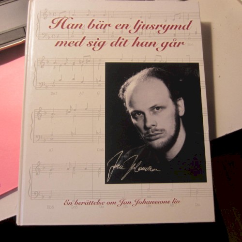 Han bär en ljusrymd med sig dit han går