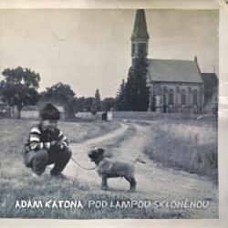 Pod lampou skloněnou