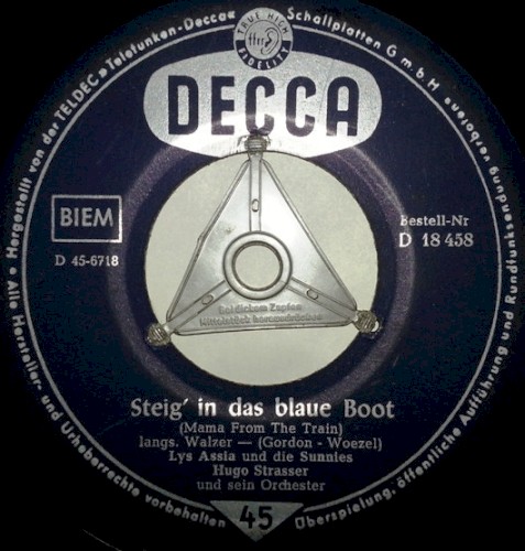 Steig in das blaue Boot