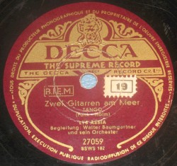Zwei Gitarren am Meer