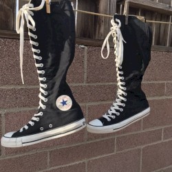 Siyah Converse'lerim