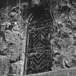Under the Mirrors of Forgotten Kingdom