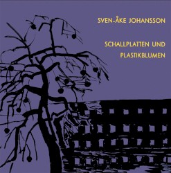 Schallplatten und Plastikblumen