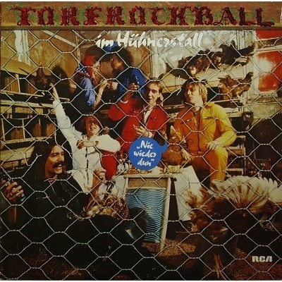 Torfrockball im Hühnerstall