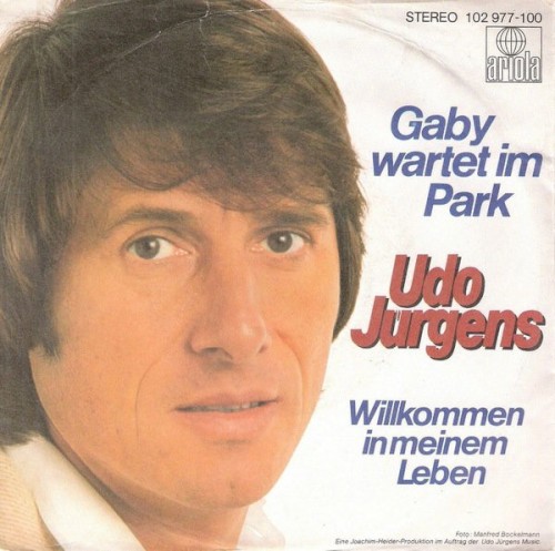 Gaby wartet im Park