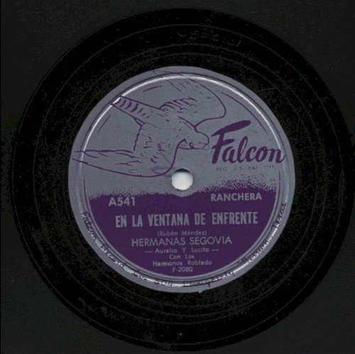 En la ventana de enfrente / Contestación a ‘Mujer paseada’